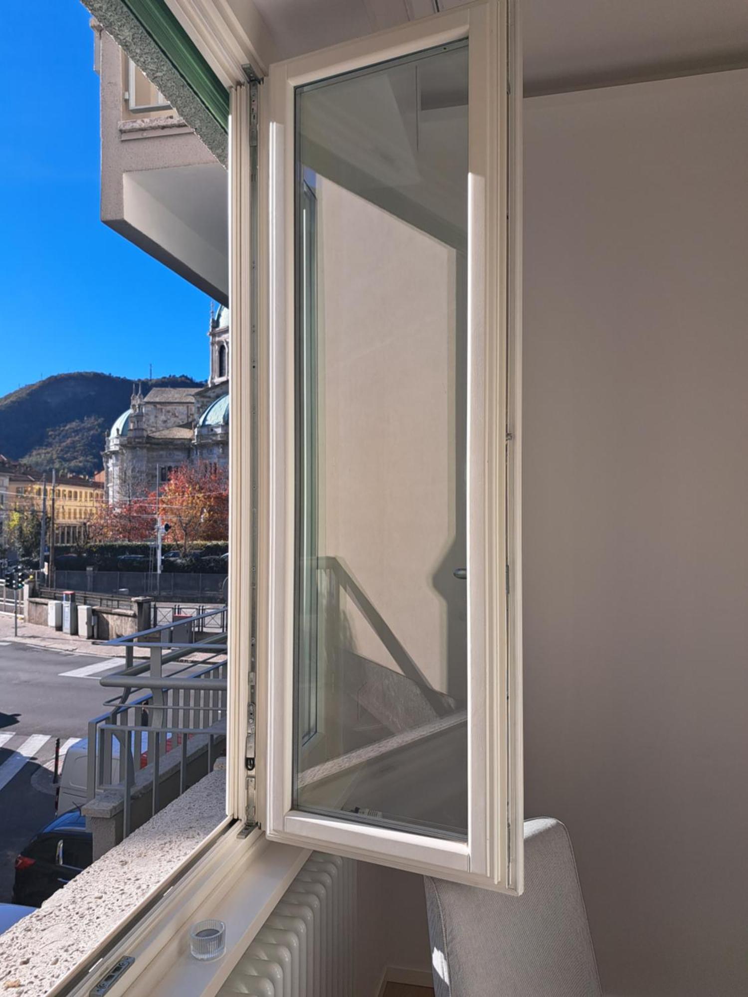 The Window On The Theatre And The Cathedral - Luxury Apartment كومو المظهر الخارجي الصورة